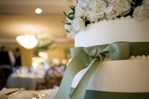 green-grosgrain-ribbon-cake