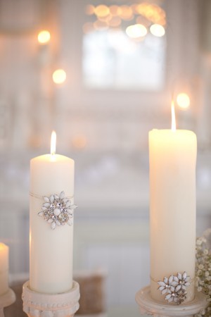 white-pillar-candle-centerpieces