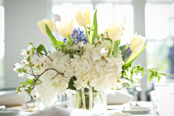 White-Tulip-and-Hydrangea-Centerpiece