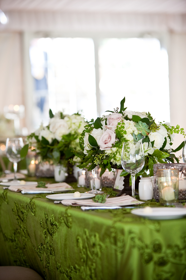 Kelly-Green-White-Wedding-Tablescape
