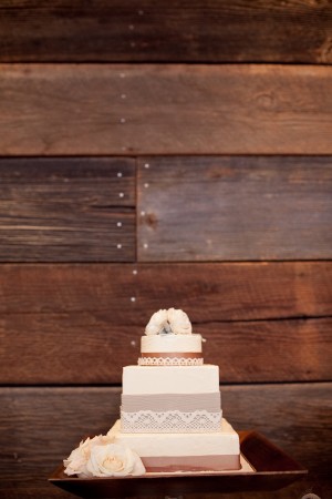 Lace-Decorated-Wedding-Cake