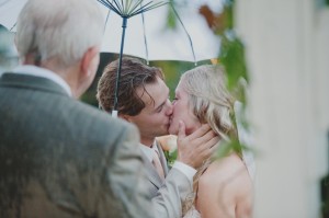 10-Rainy-Bride-and-Groom-Kiss