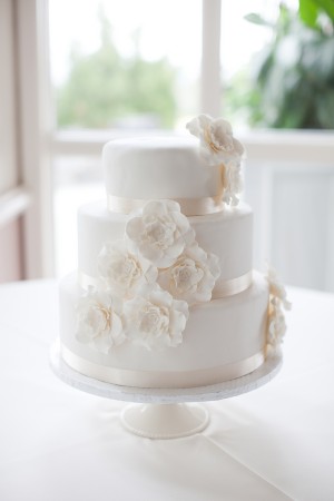 Beautiful-Classy-White-Floral-Wedding-Cake