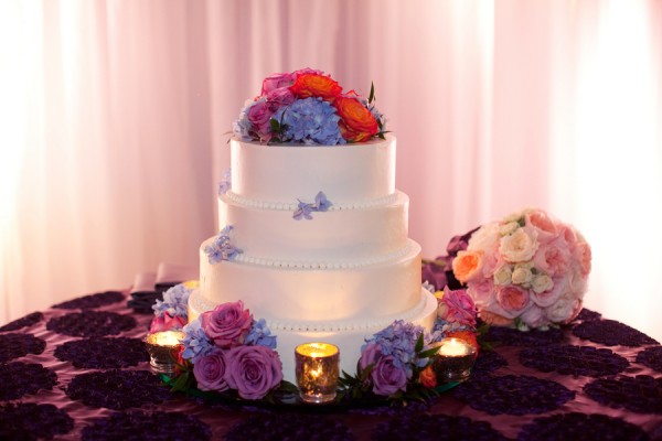 Simple-Elegant-Wedding-Cake-Flowers