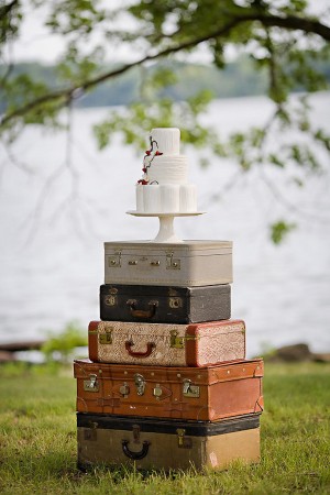 Vintage-Luggage-Cake-Stand
