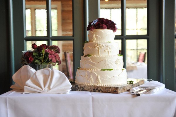 Woodsy-Rustic-Wedding-Cake