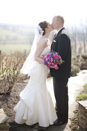 Hot-Pink-and-Blue-Virginia-Vineyard-Wedding-by-Kristen-Gardner-8