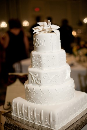 Clean-Elegant-White-Wedding-Cake
