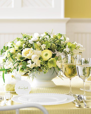 Green-and-White-Sweet-Pea-Ranunculus-Centerpiece
