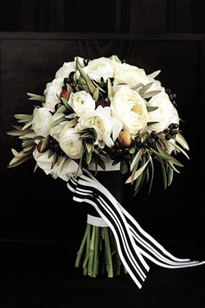 black-white-and-olive-ranunculus-bouquet
