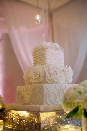 Modern-Elegant-White-Wedding-Cake