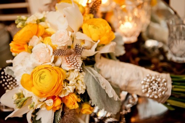 Wedding-Bouquet-with-Feathers-and-Antique-Brooch