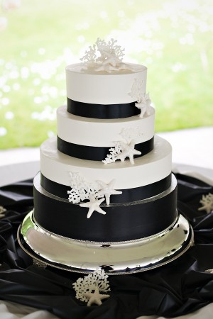 Black-and-White-Sea-Inspired-Wedding-Cake