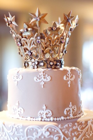 Elegant-and-Romantic-Crown-Wedding-Cake-Topper