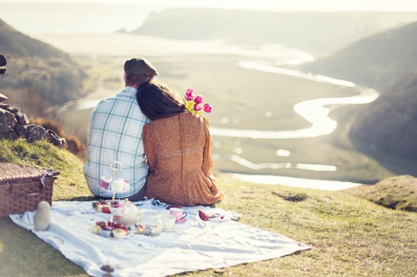 Cliff-Engagement-Shoot-Picinic-With-Bunting-11