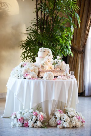 Elegant-Floral-Cake-Table