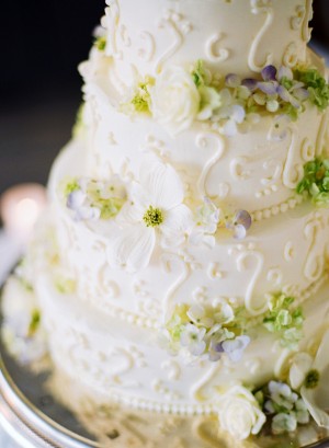 Round Tier Wedding Cake With Hydrangeas