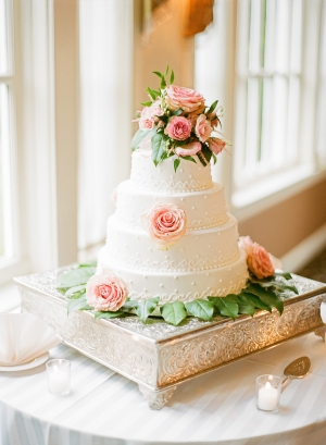 Round Wedding Cake With Roses