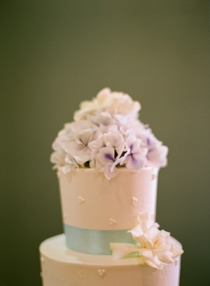 Round Wedding Cake With Fresh Flowers