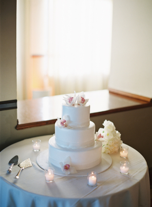 Classic Round Wedding Cake With Fresh Flowers