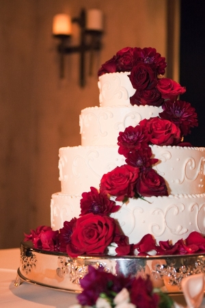 Round Wedding Cake With Red Flowers