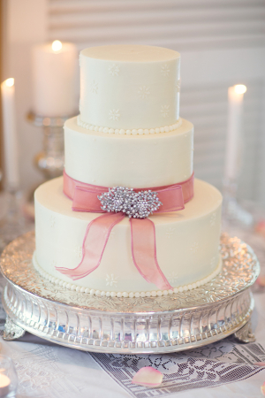 Simple Wedding Cake With Rhinestone Pin Embellishment