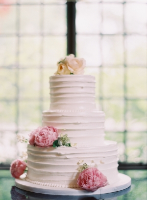 Classic Wedding Cake With Fresh Flowers1
