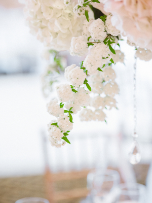 Elegant Centerpiece with White and Pink Flowers