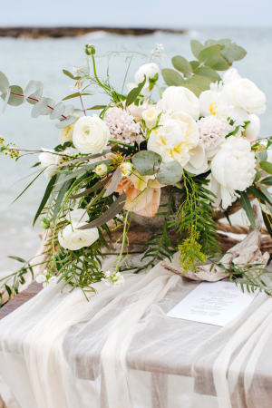 Centerpiece in Ivory and Pale Peach