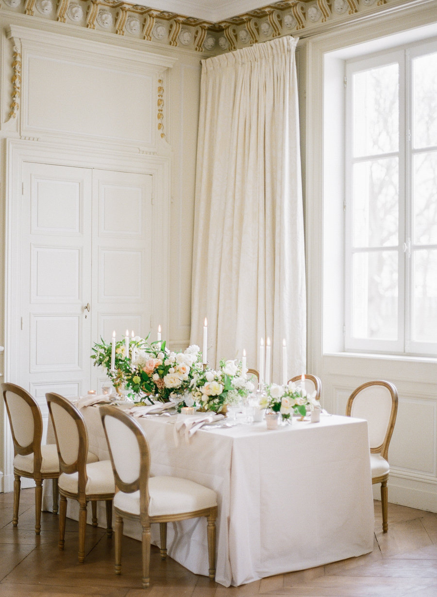 Elegant Wedding Table in White