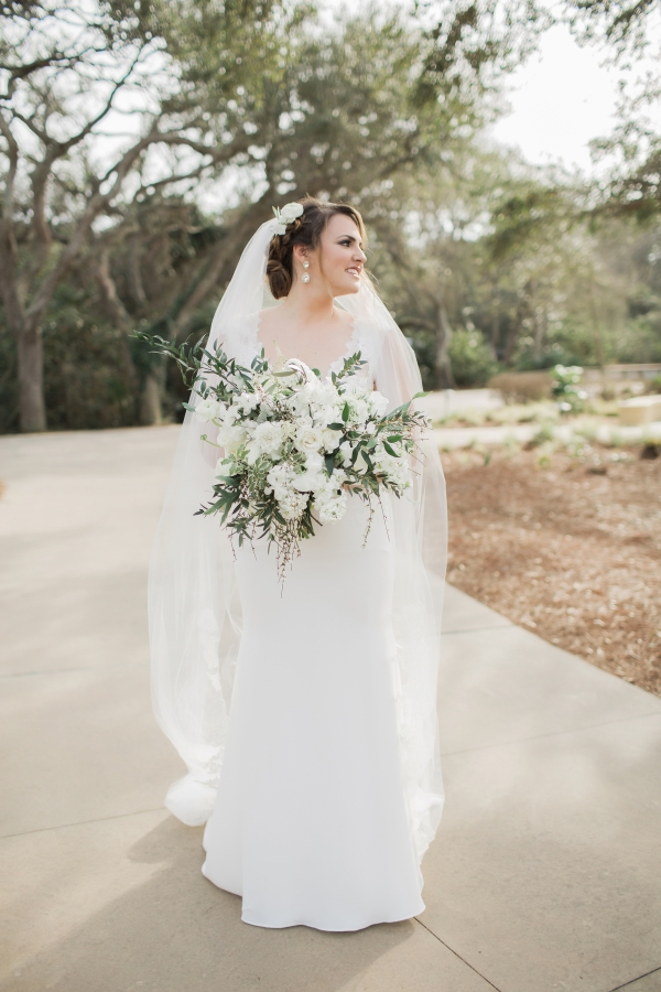 Bride with Elegant White bouquet